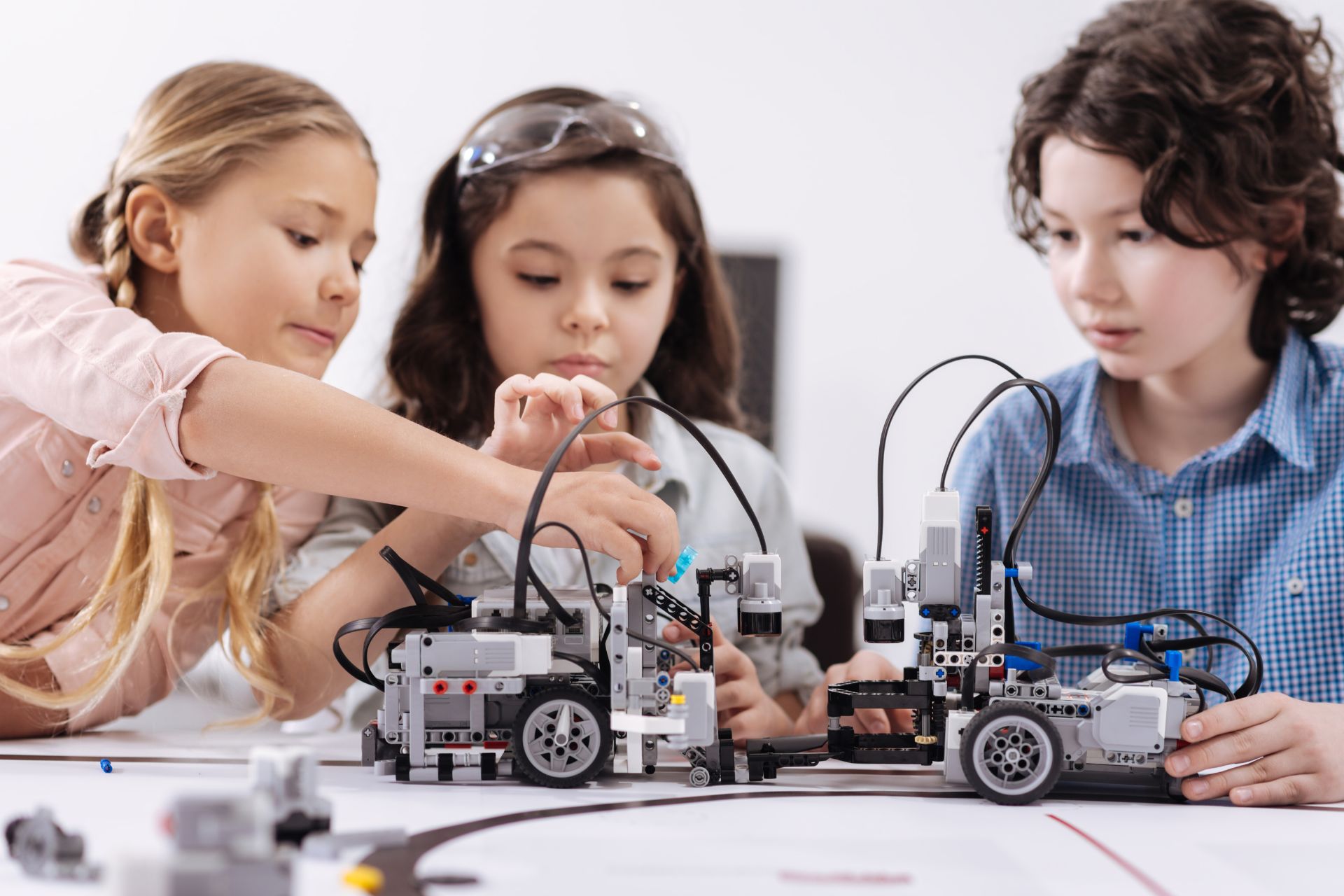 kids building a robotic car